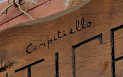 Attualmente Domenico Campitiello è uno degli ultimi liutai costruttori della chitarra battente cilentana.