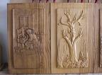 Pannelli scolpiti in legno di castagno, bassorilievi 'Ninna nanna contadina' e 'Rinascere'