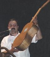 Domenico Campitiello presenta una chitarra battente