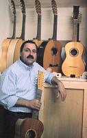 Domenico Campitiello con le sue chitarre in esposizione
